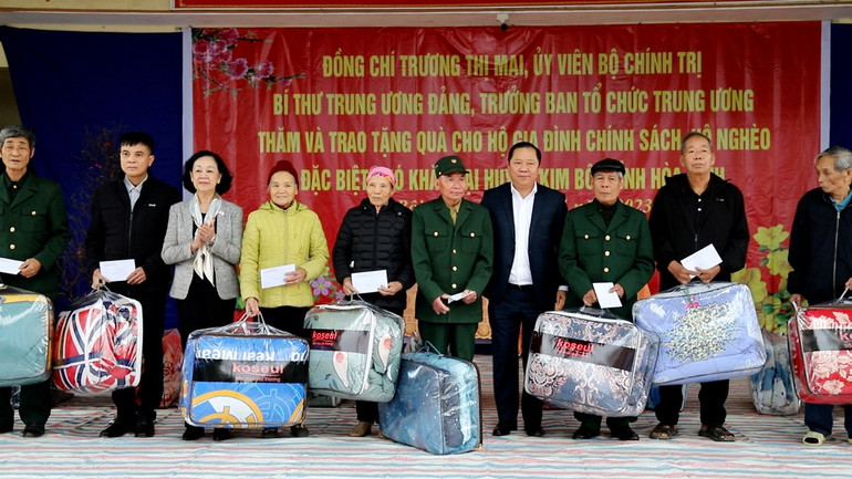 Đồng chí Trương Thị Mai (thứ 3 từ trái sang) và đồng chí Nguyễn Phi Long, Bí thư Tỉnh ủy Hòa Bình (thứ 4 từ phải sang) tặng quà cho các hộ gia đình khó khăn tại huyện Kim Bôi.