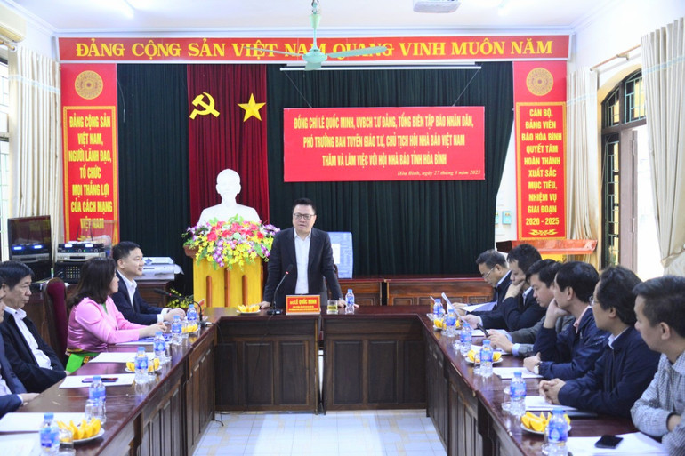 Đồng chí Lê Quốc Minh phát biểu chỉ đạo tại buổi làm việc với Hội Nhà báo tỉnh Hòa Bình.