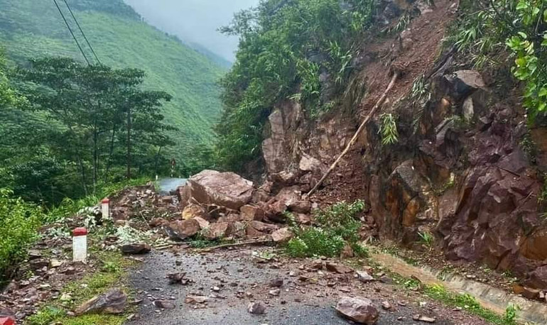 Sạt lở tại huyện Đà Bắc.