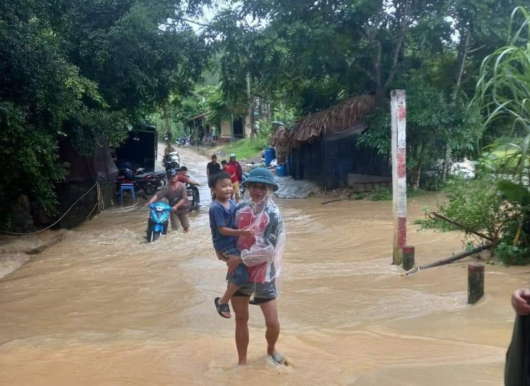 Mưa lũ đang làm ảnh hưởng tới đời sống sinh hoạt của bà con trên địa bàn tỉnh.