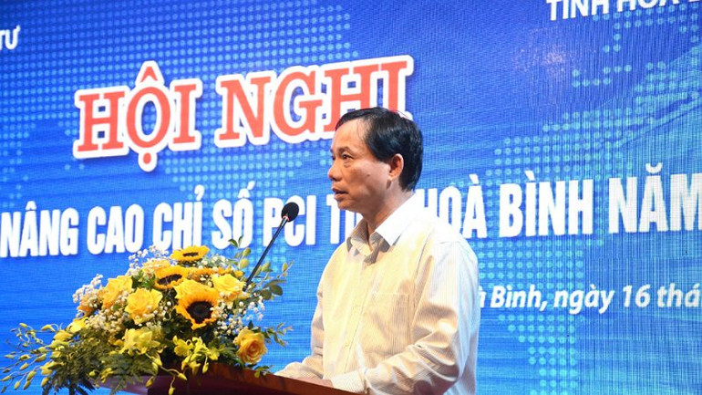 Chủ tịch Ủy ban nhân dân tỉnh Bùi Văn Khánh phát biểu tại hội nghị.