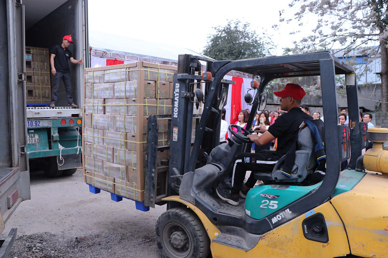 Nhân viên Công ty Tiến Ngân chuyển hàng lên xe xuất khẩu.