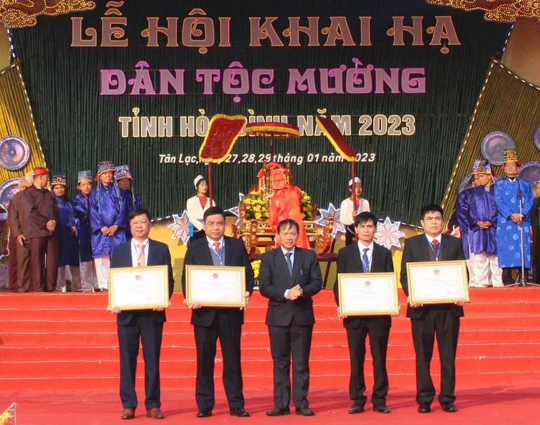 Chủ tịch Ủy ban nhân dân tỉnh Hòa Bình Bùi Văn Khánh trao chứng nhận Di sản văn hóa phi vật thể quốc gia Lễ hội Khai hạ của người Mường Hòa Bình cho các huyện: Tân Lạc, Lạc Sơn, Cao Phong và Kim Bôi.