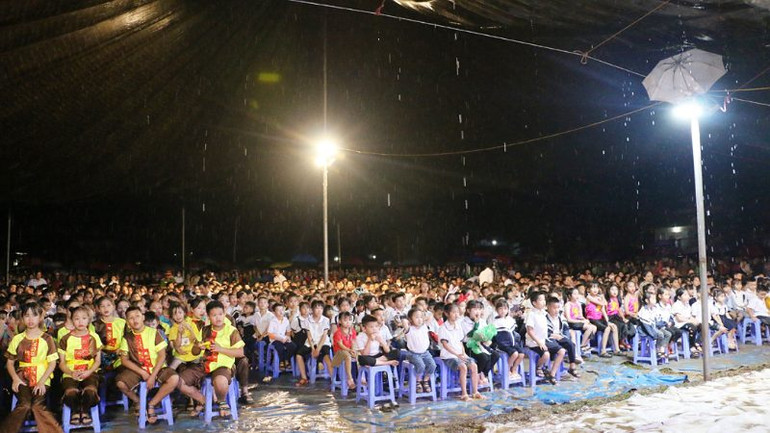 Đông đảo các em thiếu nhi huyện Cao Phong dự chương trình "Trung thu ấm áp - trao gửi yêu thương.
