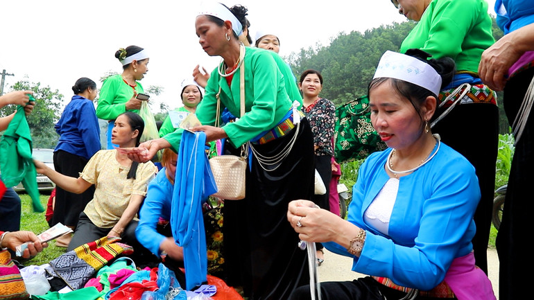 Người dân xứ Mường phấn khởi đi mua trang phục mới để mặc trong ngày Tết Độc lập.