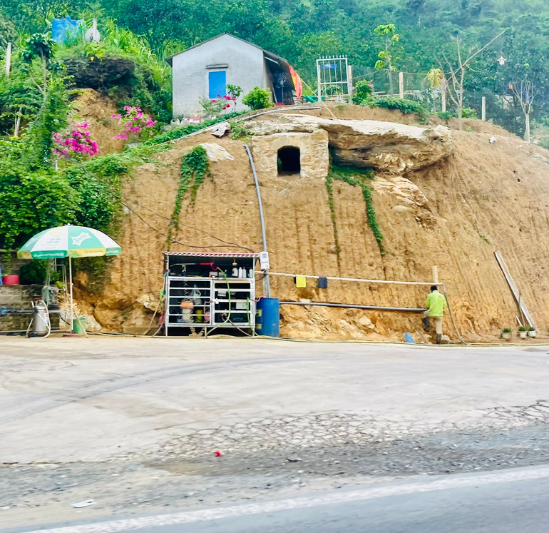 Việc bạt núi trái phép biến thành điểm kinh doanh, tiềm ẩn nguy cơ sạt lở trong mùa mưa bão và tai nạn giao thông đang hiện hữu.