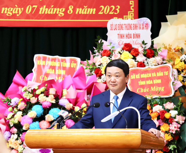 Đồng chí Hầu A Lềnh phát biểu tại buổi lễ. Đồng chí Hầu A Lềnh phát biểu tại buổi lễ.