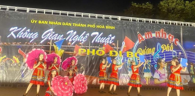 Nhiều tiết mục văn nghệ đặc sắc tại phố đi bộ.