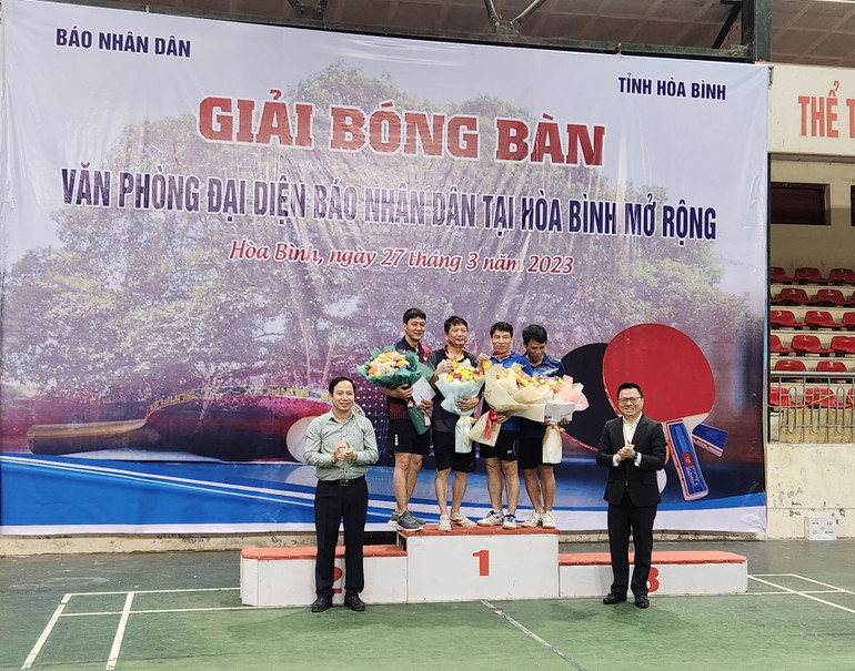 Đồng chí Lê Quốc Minh, Ủy viên Trung ương Đảng, Tổng Biên tập Báo Nhân Dân, Phó Trưởng Ban Tuyên giáo Trung ương, Chủ tịch Hội Nhà báo Việt Nam (phải) và đồng chí Nguyễn Văn Toàn, Phó Chủ tịch Thường trực Ủy ban nhân dân tỉnh Hòa Bình (trái) trao giải Nhất cho các vận động viên tham gia Giải Bóng bàn Văn phòng đại diện Báo Nhân Dân tại Hòa Bình mở rộng lần thứ nhất, năm 2023.