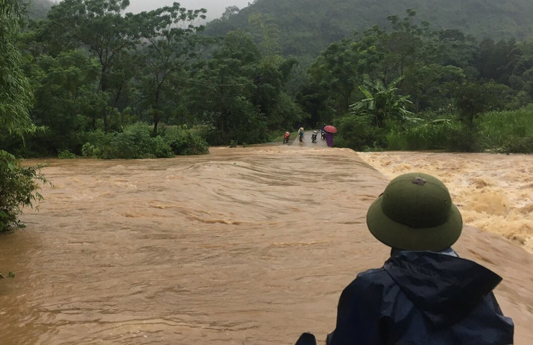 Mưa lũ làm chia cắt giao thông tại xã Tú Sơn, huyện Kim Bôi.