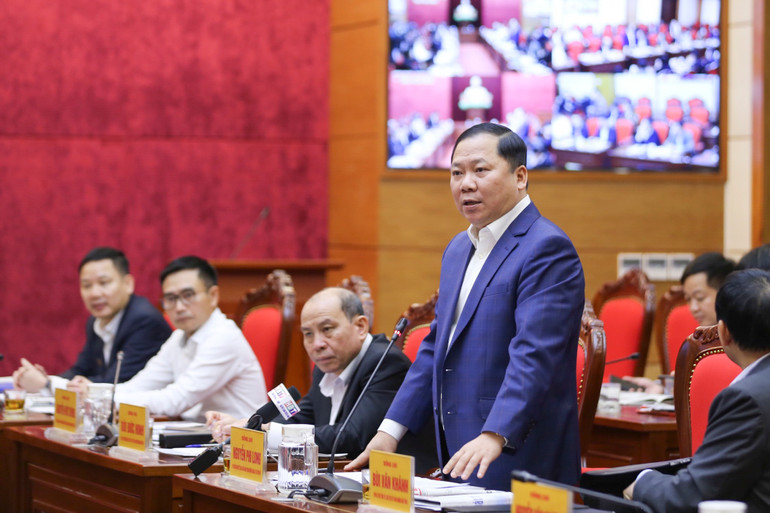 Đồng chí Nguyễn Phi Long, Ủy viên dự khuyết Trung ương Đảng, Bí thư Tỉnh ủy Hòa Bình phát biểu tại buổi làm việc.