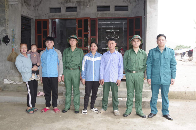 Bùi Thế Huynh và Bùi Anh Tuấn cùng gia đình.