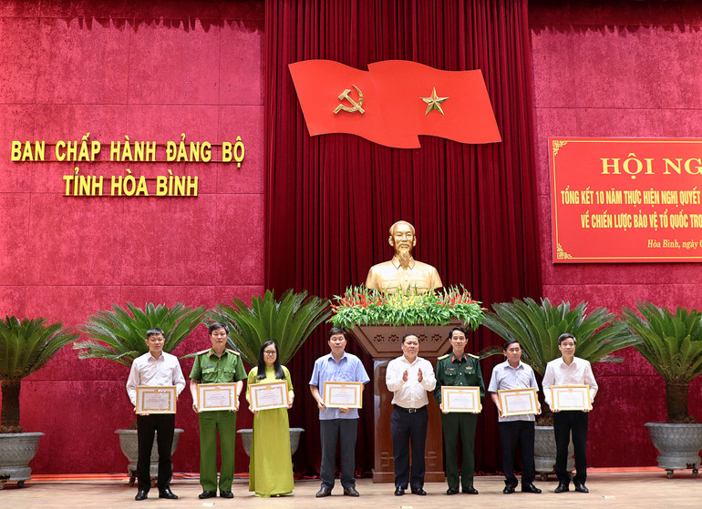 Bí thư Tỉnh ủy Hòa Bình Nguyễn Phi Long tặng bằng khen cho các tổ chức Đảng có thành tích xuất sắc trong 10 năm thực hiện Nghị quyết Trung ương 8 khóa XI về Chiến lược bảo vệ Tổ quốc trong tình hình mới.