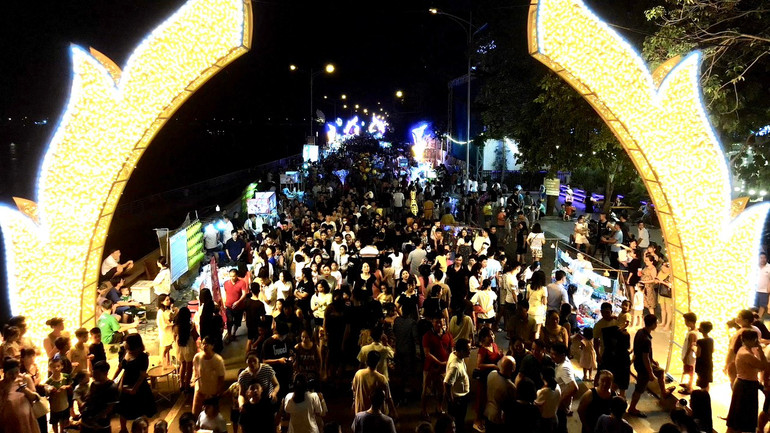 Đẹp lung linh phố đi bộ bên dòng sông Đà Hòa Bình ảnh 2