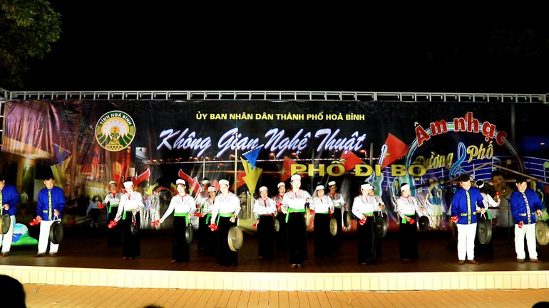 Tiết mục trình diễn chiêng Mường tại sân khấu ca nhạc.