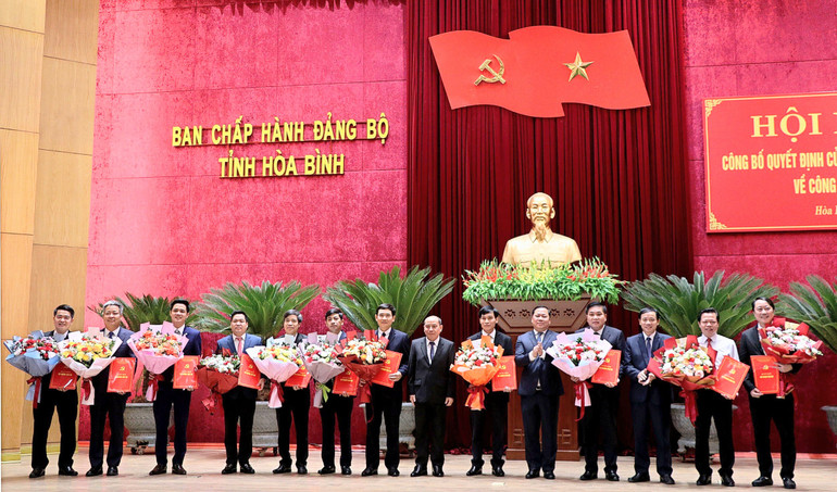 Các đồng chí Thường trực Tỉnh ủy chúc mừng 11 đồng chí được nhận quyết định của Chủ tịch Ủy ban nhân dân tỉnh về luân chuyển, điều động, bổ nhiệm cán bộ.