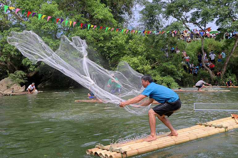 Quăng chài thi đánh bắt cá là nét độc đáo của Lễ hội.