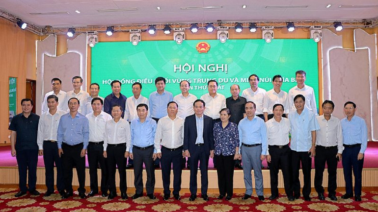 Phó Thủ tướng Trần Lưu Quang (giữa) cùng đại diện lãnh đạo các Bộ, ngành và các tỉnh trung du và miền núi phía bắc chụp ảnh lưu niệm tại Hội nghị.