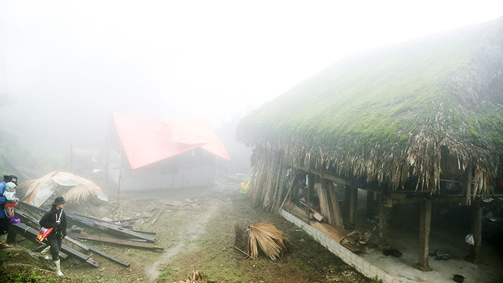 Bản có hơn 50 hộ chủ yếu làm ruộng và chè san tuyết.