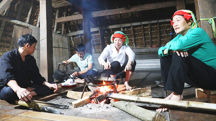 Bà con người Dao chàm luôn giữ nếp sống gắn kết cộng đồng.