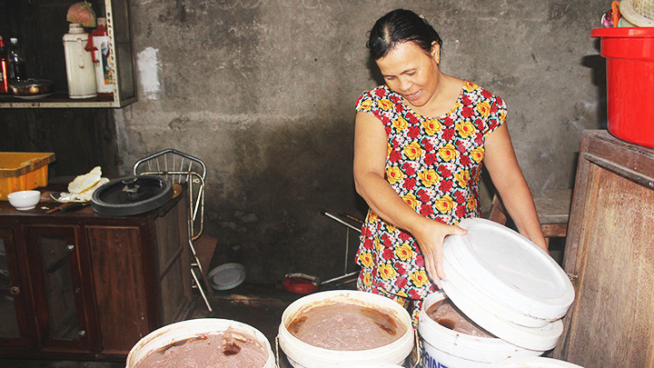 Một gia đình làm mắm ở Nam Ô (Đà Nẵng). Một gia đình làm mắm ở Nam Ô (Đà Nẵng).