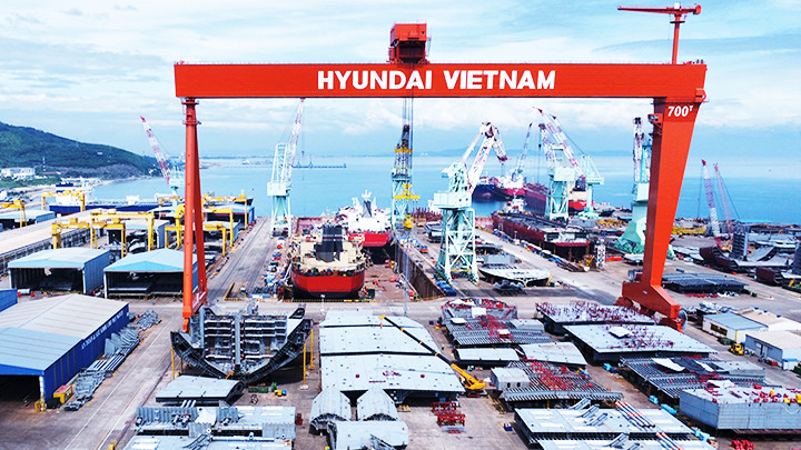 Cần cẩu có sức nâng 700 tấn, được ví như “quả tim” của nhà máy. Cần cẩu có sức nâng 700 tấn, được ví như “quả tim” của nhà máy.