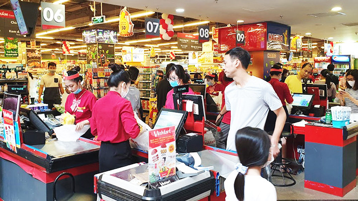 Không để việc lợi dụng tăng giá điện nhằm tăng giá các mặt hàng. Ảnh: NGUYỆT ANH