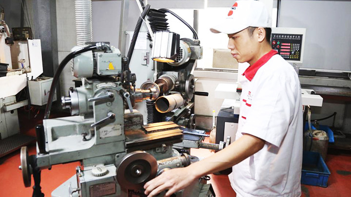 Công nhân vận hành dây chuyền trong nhà máy của An Mi Tools tại Hưng Yên. Ảnh: THANH HẢI Công nhân vận hành dây chuyền trong nhà máy của An Mi Tools tại Hưng Yên. Ảnh: THANH HẢI