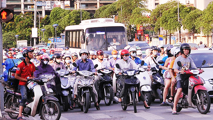 Xe máy là phương tiện xả khí thải lớn. Ảnh: NGUYỄN MINH