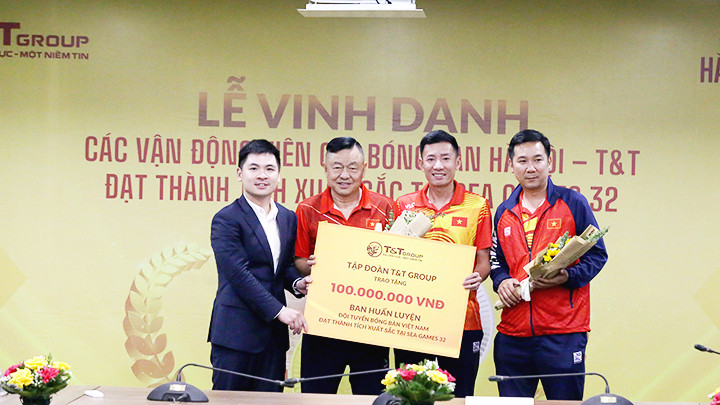 Ông Đỗ Vinh Quang trao thưởng cho ban huấn luyện đội tuyển bóng bàn Việt Nam.