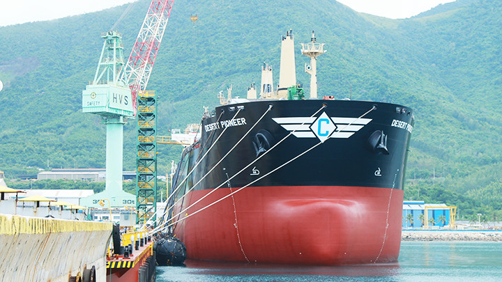 Tàu có trọng tải 70 nghìn tấn chờ bàn giao cho khách hàng. Tàu có trọng tải 70 nghìn tấn chờ bàn giao cho khách hàng.