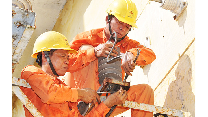 Khắc phục sự cố điện ngày nắng nóng. Ảnh: HOÀNG ANH Khắc phục sự cố điện ngày nắng nóng. Ảnh: HOÀNG ANH