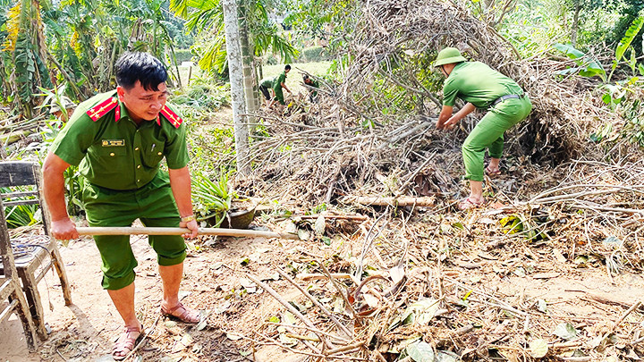 Thượng úy Bùi Văn Hoàng và các chiến sĩ công an xã Hòa Bắc giúp dân dọn dẹp sau trận lũ lịch sử tháng 10/2022. Ảnh: Công an xã Hòa Bắc cung cấp Thượng úy Bùi Văn Hoàng và các chiến sĩ công an xã Hòa Bắc giúp dân dọn dẹp sau trận lũ lịch sử tháng 10/2022. Ảnh: Công an xã Hòa Bắc cung cấp