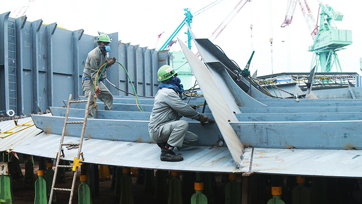 Lắp đặt phần đáy tàu. Lắp đặt phần đáy tàu.