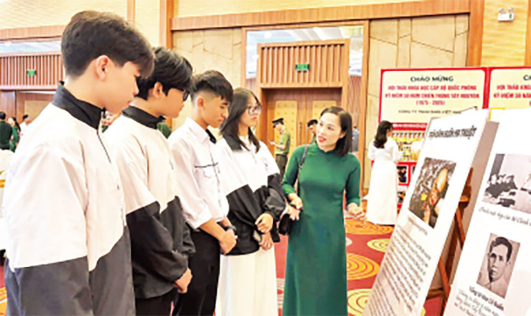 Học sinh thành phố Buôn Ma Thuột tham quan, tìm hiểu về Chiếnthắng Tây Nguyên.