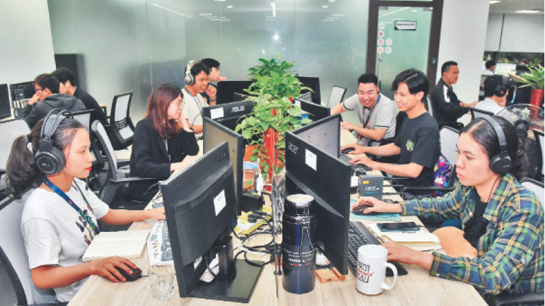 Kỹ sư Công ty TNHH Phần mềm FPT tại huyện Thạch Thất, Hà Nội nghiên cứu phát triển các sản phẩm công nghệ số. Ảnh: TRẦN HẢI