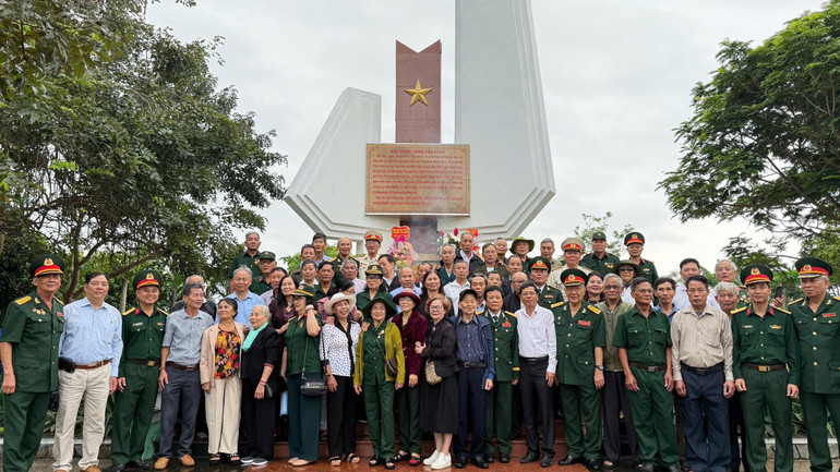 Đoàn cựu chiến binh Tiểu đoàn 13 thăm lại chiến trường xưa, dâng hương tại Di tích lịch sử Địa điểm diễn ra trận đánh Cầu Cháy, tưởng nhớ những người lính đã hy sinh trong trận đánh mở màn chiến dịch giải phóng tỉnh Phú Yên.