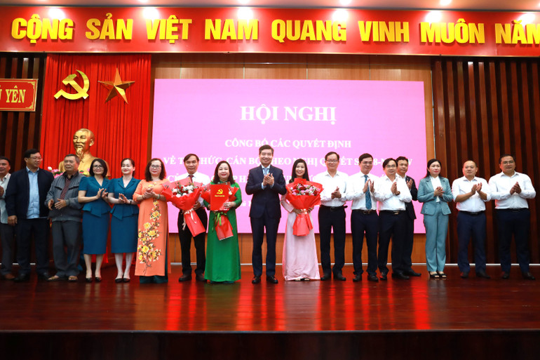 Đồng chí Cao Thị Hòa An, Phó Bí thư Thường trực Tỉnh ủy, Chủ tịch HĐND tỉnh ( áo dài xanh đứng giữa) được chỉ định giữ chức vụ Bí thư Đảng bộ các cơ quan Đảng tỉnh Phú Yên.