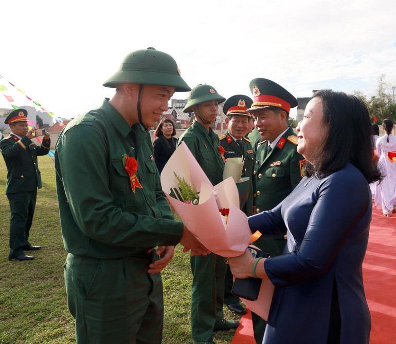 Đồng chí Cao Thị Hòa An, Phó Bí thư Thường trực Tỉnh ủy, Chủ tịch HĐND tỉnh Phú Yên động viên thanh niên lên đường nhập ngũ. (Ảnh: Xuân Triệu) Đồng chí Cao Thị Hòa An, Phó Bí thư Thường trực Tỉnh ủy, Chủ tịch HĐND tỉnh Phú Yên động viên thanh niên lên đường nhập ngũ. (Ảnh: Xuân Triệu)