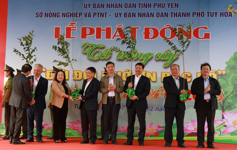 Lãnh đạo tỉnh Phú Yên trao tặng cây xanh cho thành phố Tuy Hòa thực hiện đề án trồng 2 triệu cây xanh giai đoạn 2021-2025.