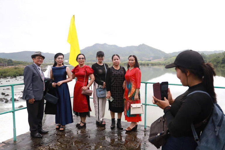 Du khách đến dâng hương và tham quan di tích danh lam thắng cảnh đập Đồng Cam.