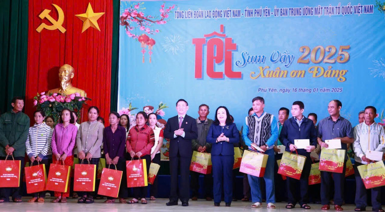 Phó Thủ tướng Chính phủ Hồ Đức Phớc cùng đoàn công tác đã trao hơn 200 suất quà cho đoàn viên, công nhân, người lao động có hoàn cảnh khó khăn tại Phú Yên. Phó Thủ tướng Chính phủ Hồ Đức Phớc cùng đoàn công tác đã trao hơn 200 suất quà cho đoàn viên, công nhân, người lao động có hoàn cảnh khó khăn tại Phú Yên.