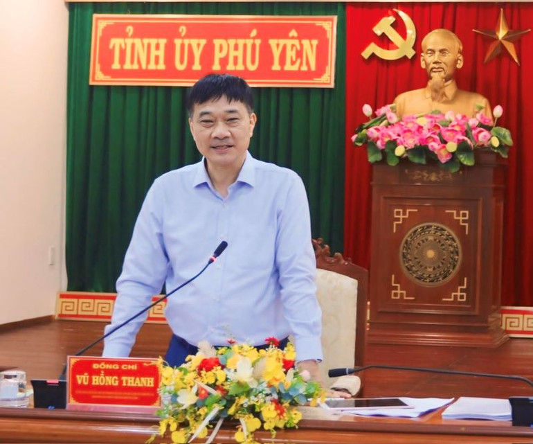 Đồng chí Vũ Hồng Thanh, Ủy viên Trung ương Đảng, Phó Chủ tịch Quốc hội, Phó Trưởng đoàn thường trực Đoàn Kiểm tra 1910 Bộ Chính trị phát biểu tại buổi làm việc.