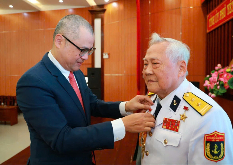 Ủy viên Trung ương Đảng, BÍ thư Tỉnh ủy, Trưởng Đoàn Đại biểu Quốc hội tỉnh Phú Yên gắn Huy hiệu 70 năm tuổi Đảng cho Anh hùng Lực lượng vũ trang nhân dân Hồ Đắc Thạnh.