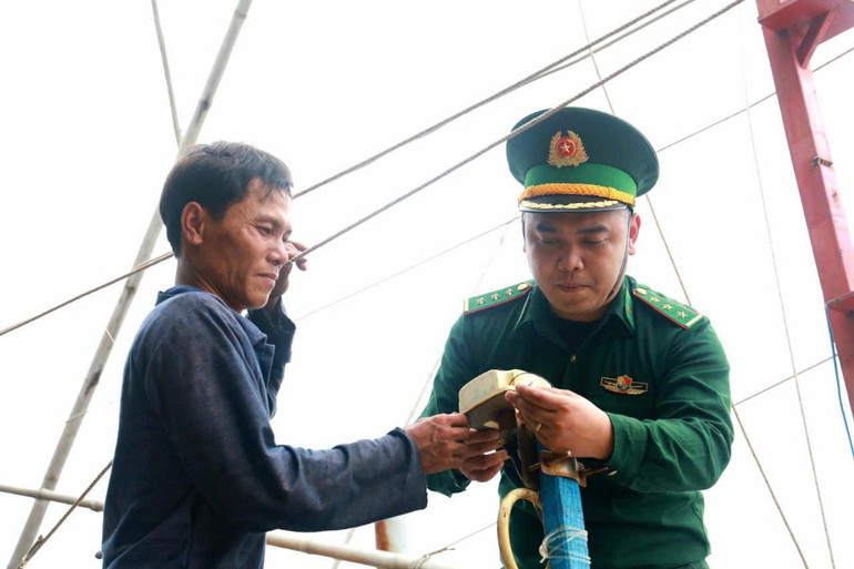Lực lượng chức năng kiểm tra, hướng dẫn sử dụng thiết bị giám sát hành trình trên các tàu cá.
