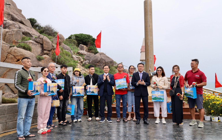 Lãnh đạo tỉnh Phú Yên tặng quà chào đón những du khách đầu tiên đến với Phú Yên trong năm 2025.