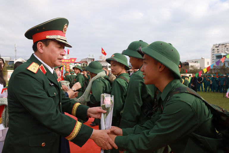 Trung tướng Trương Thiên Tô, Phó Chủ nhiệm Tổng cục Chính trị Quân đội Nhân dân Việt Nam dự lễ giao nhận quân và tặng hoa động viên thanh niên nhập ngũ tại thành phố Tuy Hòa, Phú Yên ( Ảnh: Xuân Triệu) Trung tướng Trương Thiên Tô, Phó Chủ nhiệm Tổng cục Chính trị Quân đội Nhân dân Việt Nam dự lễ giao nhận quân và tặng hoa động viên thanh niên nhập ngũ tại thành phố Tuy Hòa, Phú Yên ( Ảnh: Xuân Triệu)