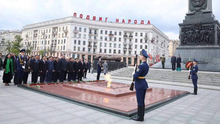 Tổng Bí thư Tô Lâm và Phu nhân cùng Đoàn đại biểu cấp cao Việt Nam tại Tượng đài Chiến thắng ở thủ đô Minsk. (Ảnh: Thống Nhất/TTXVN)