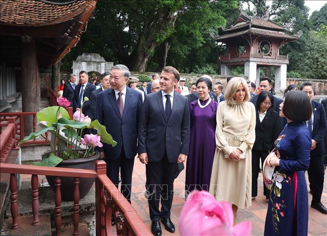 Trưa 26/5/2025, tại Hà Nội, Tổng Bí thư Tô Lâm và Phu nhân cùng Tổng thống Pháp Emmanuel Macron và Phu nhân đến thăm Văn Miếu-Quốc Tử Giám. (Ảnh: Thống Nhất/TTXVN)