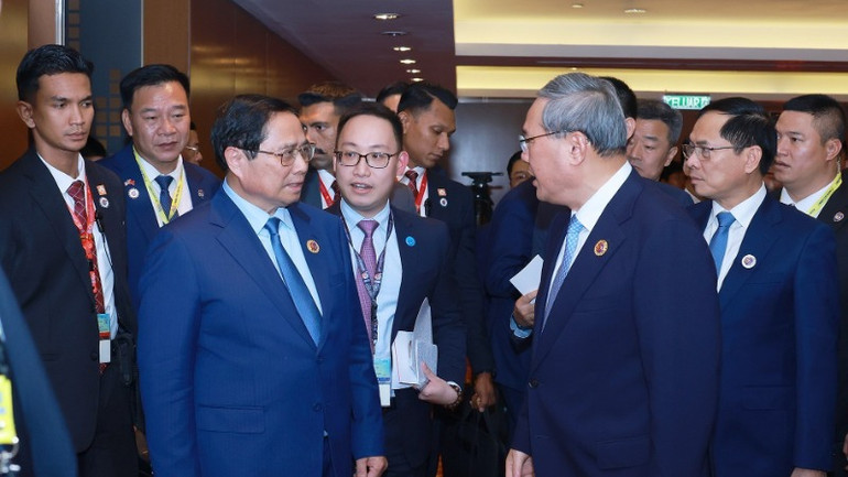 Thủ tướng Phạm Minh Chính gặp Thủ tướng Trung Quốc Lý Cường